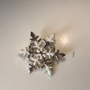 Snowflake Sparkle White and Silver Brooch. Vintage